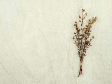 Üstten görünüm buket kurutulmuş ve kopya spac matt mermer zemin üzerine kahverengi Gypsophila çiçekler solgunluk