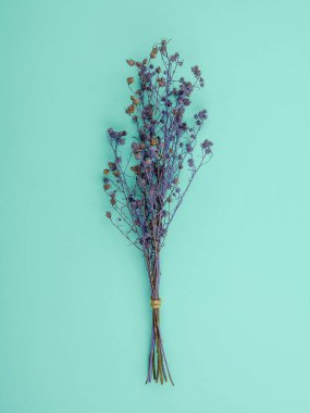 Üstten görünüm buket kurutulmuş ve mavi arka plan üzerinde mor Gypsophila çiçekler solgunluk