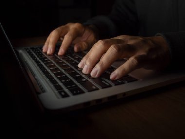 Hacker'ın el bilgisayar laptop içinde belgili tanımlık karanlık ile kesmek. Siber suç, e-ticaret suç, bilgisayar suç Concepy.