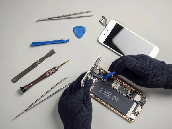 Techniker Oder Ingenieur Demontieren Defekte Komponenten Des Smartphones Zur Reparatur — Stockfoto