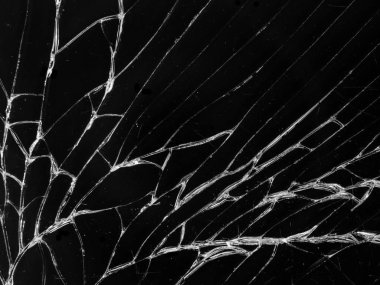 Kırık cam doku siyah arka plan üzerine. İzole gerçekçi kırık cam etkisi.