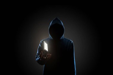Hacker'ın el koyu arka planda yukarıda Smartphone yüzen beyaz. Finans, iş, e-ticaret veya siber suç kavramı