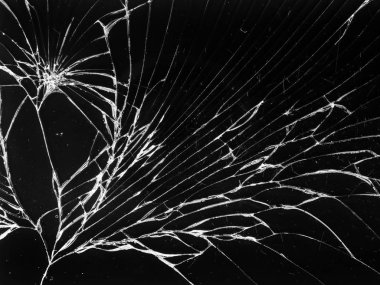 Kırık cam doku siyah arka plan üzerine. İzole gerçekçi kırık cam etkisi.