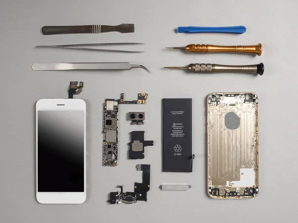Kaputtes Smartphone Zerlegt Reparaturvorbereitende Komponenten Und Werkzeuge Auf Dem Technikertisch — Stockfoto