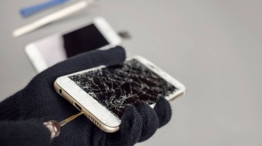 Teknisyen ya da kırık smartphone için açılış mühendis tamir veya masa yeni bölümü ile kopya alanı değiştirme