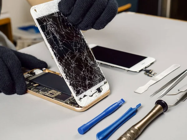 Technician Engineer Opening Broken Smartphone Repair Replace New Part Desk — Stock Photo, Image
