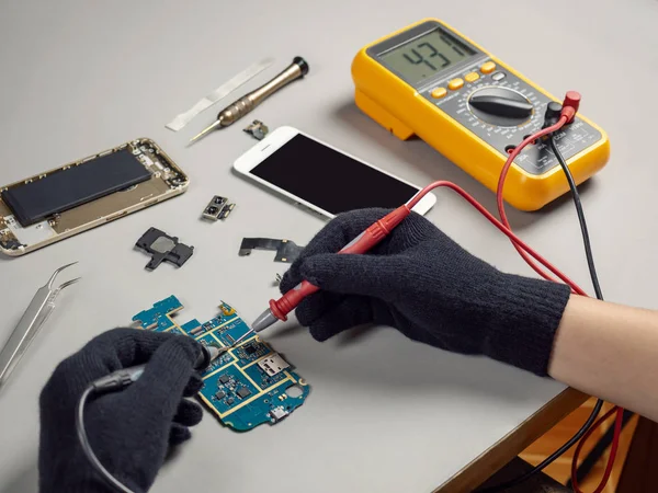 Masa üzerinde kırık akıllı telefon tamir teknisyeni