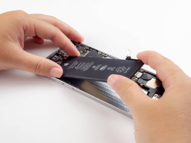 Teknisyen Apple iphone pil değiştirmeye çalıştı
