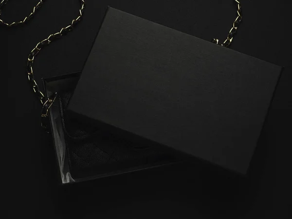 Bolso de cuero negro con cadena dorada — Foto de Stock