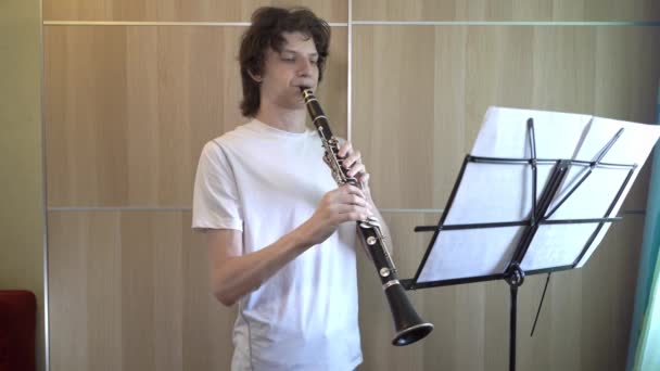 Adolescente Tocando Clarinete — Vídeo de stock