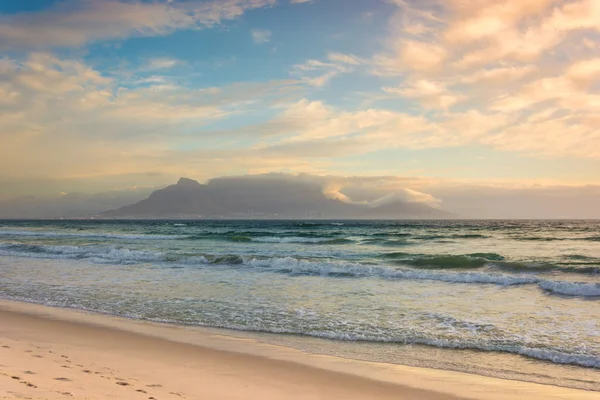 Table Mountain Van Bloubergstrand Strand Bij Zonsondergang — Stockfoto