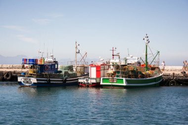 Cape Town, Güney Afrika - 07 Şubat 2017: balıkçı tekneleri Kalk Bay güneşli günde demirledi