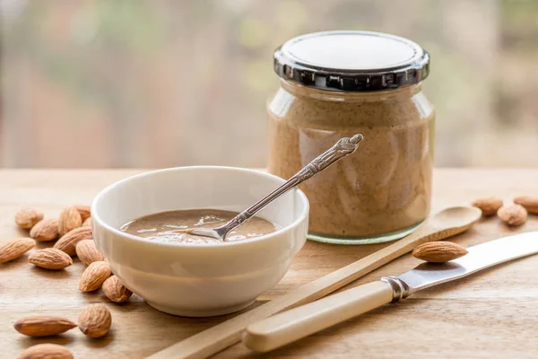 Mantequilla de almendras y almendras — Foto de Stock