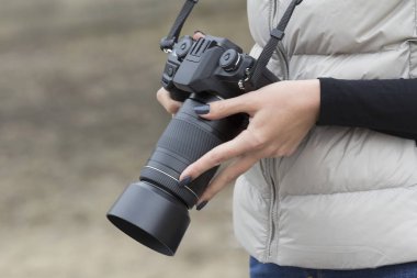 güzel manikür ile kız tek lens refleks kamera tutar