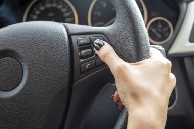Bir salon arabada gidonun üzerine şık bir manikür bir kızla ele oturuyor