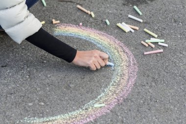 El kaldırımda boya kalemleri renkli Rainbow kız ile berabere