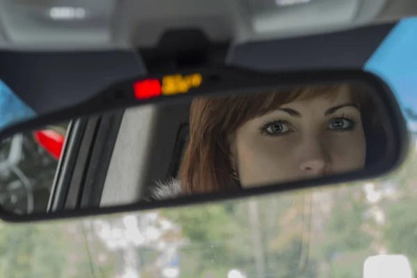 Los Ojos Una Chica Joven Mirando Espejo Retrovisor Del Vehículo — Foto de Stock