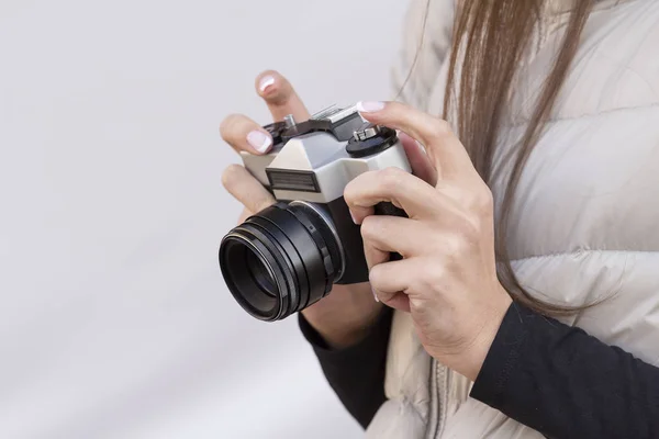 Chica Las Manos Está Sosteniendo Cámara Vintage — Foto de Stock