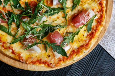 Pastırma ve yeşillik yakın çekim pizza dilimi