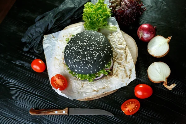Hamburguesa Negra Con Tomates Con Col China Cebolla Sobre Fondo — Foto de Stock