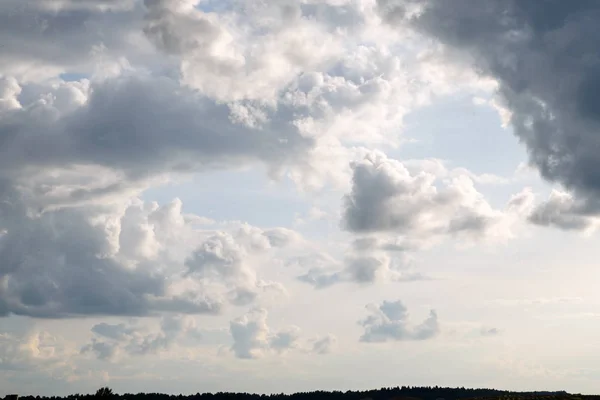 Nubes Grises Blancas Cielo Azul Por Encima Del Suelo Primer — Foto de Stock