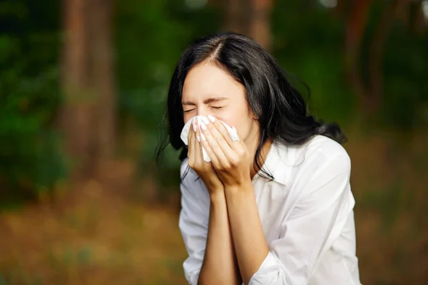 Woman Blowing Nose Alergia — Stock Photo, Image