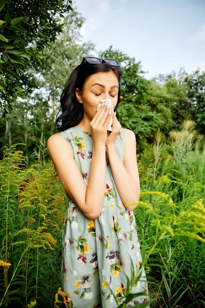 Mujer Sonando Nariz Alergia — Foto de Stock