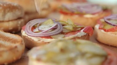 Piknik üzerinde hamburger yemek