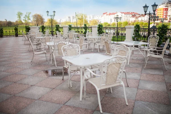 Masa ve sandalyeler ile teras restoran