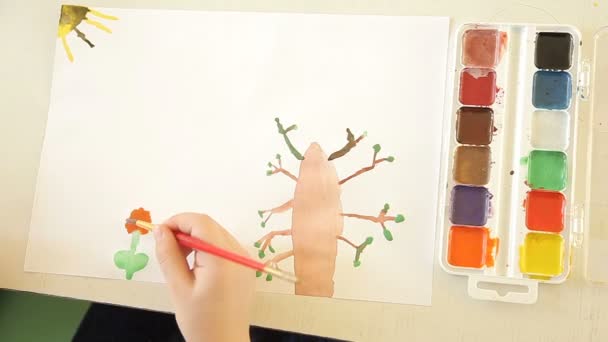 Meisje schildert een bloem met een penseel en verf — Stockvideo