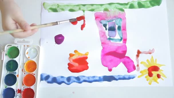 Dívka Vykreslí výkres pomocí štětce a barvy