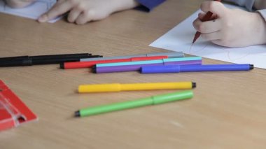 Çocuk renkli keçeli kalemler ile çekmek