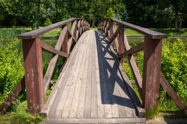 Parktaki tahta köprü.