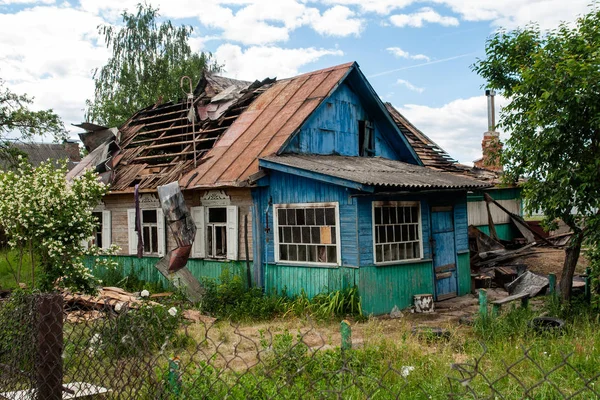 A house with a broken roof — Stock Photo, Image