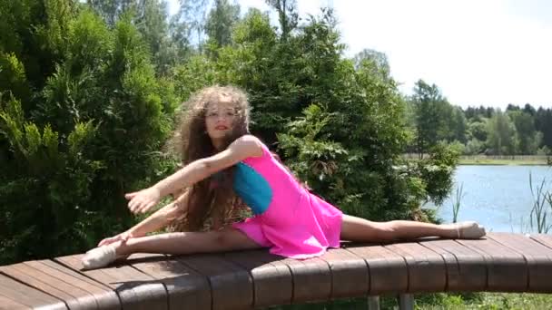 Petite fille gymnaste faire des exercices — Video