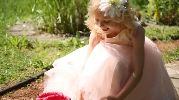 Маленька дівчинка одягає гумові чоботи — стокове відео