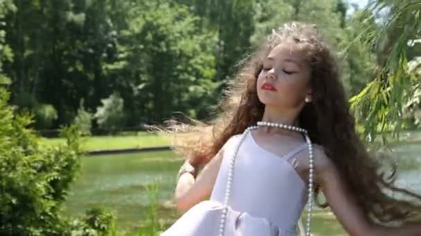 Petite fille avec des perles autour du cou — Video