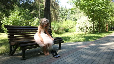 Küçük kız onu anneler Ayakkabı topuk üzerinde ölçüm