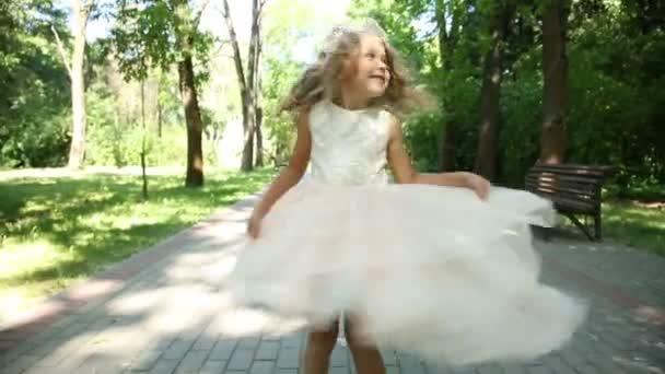 Malá holčička v šatech baví v parku — Stock video