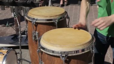 Sokak davulcu Conga davul çalar