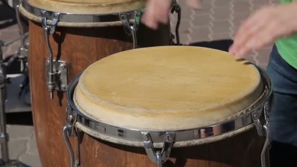 Уличный барабанщик играет на барабанах — стоковое видео