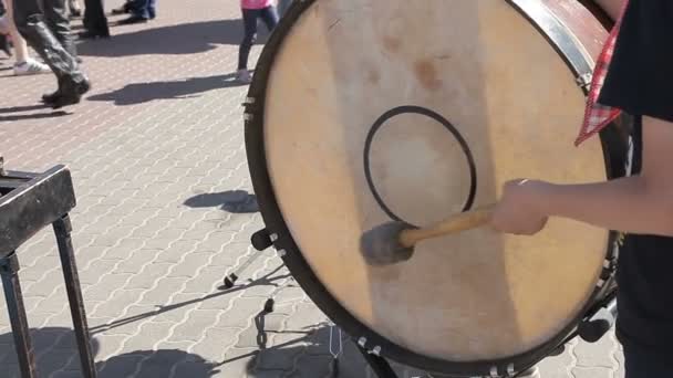 Pouliční bubeník je bubnování do bubnu — Stock video