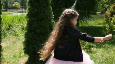 Küçük kız unicorn sihirli polen darbeler