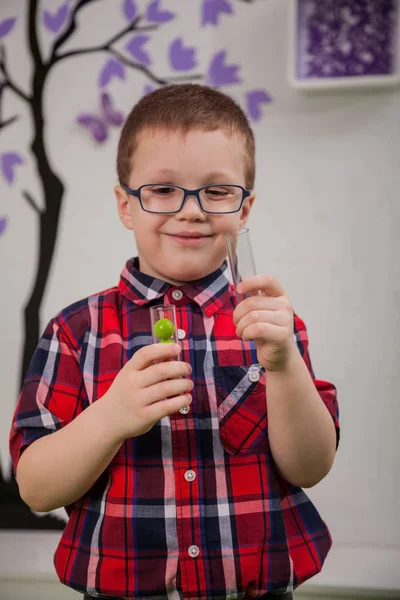 Ragazzo con gli occhiali come scienziato — Foto Stock