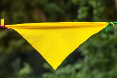 Parkta çelenk gelen sarı bayrak