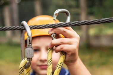 Çocuk karabina Emanet ip için bağlar