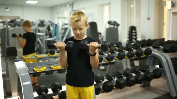 Pojke i gymmet med hantlar — Stockvideo