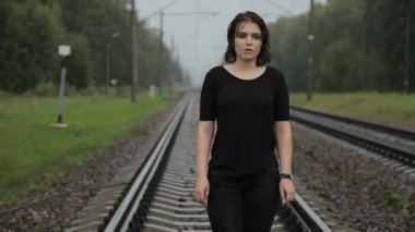 Depresyon demiryolu genç kız