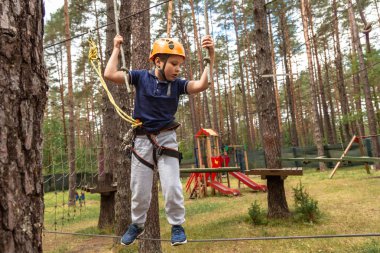 Bir ip kasabasında bir engel üstünde bir oğlan