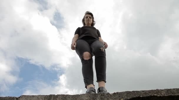 Flicka på taket teenage självmord — Stockvideo